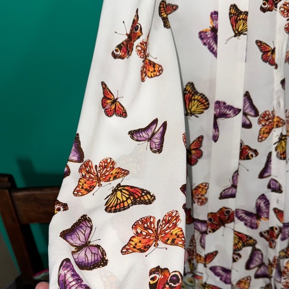 🦋👐🦋👐🌹🌸New York & Company White Blouse with Butterfly Print - Picture 6 of 11